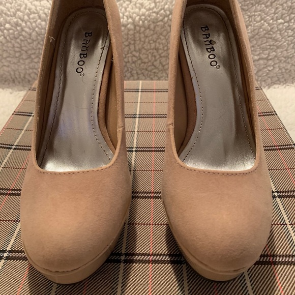 Cream high heels, size 5 1/2. - Picture 5 of 11